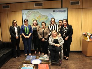 Deputadas se reúnem com Damares Alves para pedir apoio a Casa da Mulher Alagoana