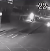 [Vídeo] Câmeras flagram acidente que derrubou poste na Avenida Menino Marcelo
