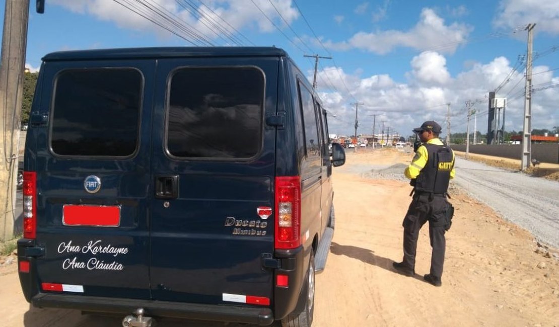 Em Maceió, equipes de fiscalização autuam e removem transportes irregulares