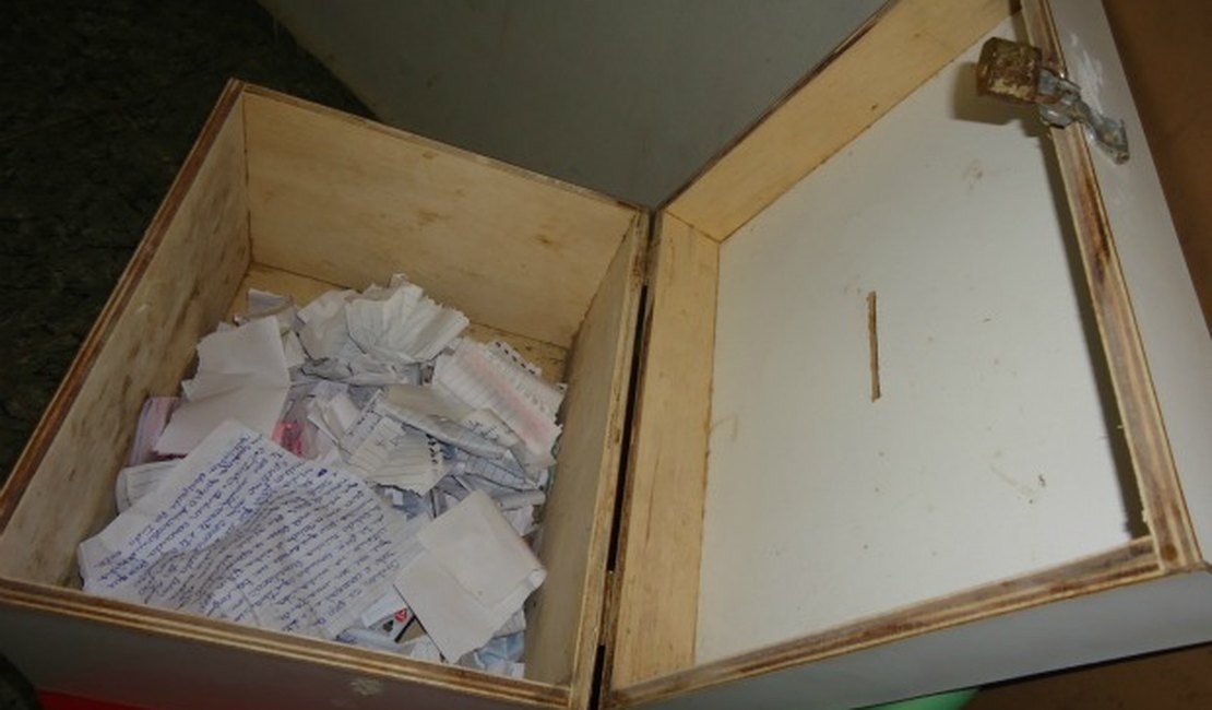 Ladrão arromba igreja e leva caixa com orações em vez de dinheiro