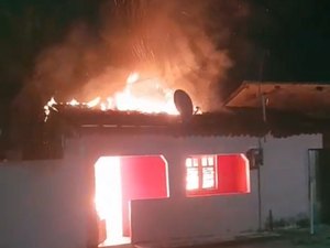 Chamas tomam residência no bairro Retiro e mobilizam Bombeiros em Junqueiro