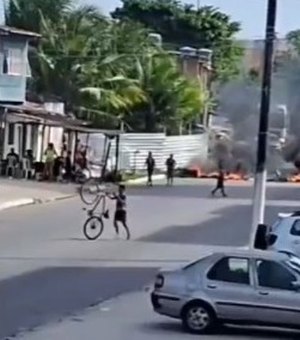 Moradores bloqueiam Av. Senador Rui Palmeira, em Maceió, em protesto contra falta de energia