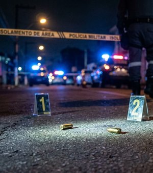 Homem é morto por criminosos encapuzados na frente de casa em Maceió