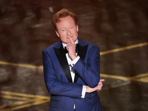 Anfitrião do Oscar abre premiação com piada sobre Epstein e príncipe Andrew