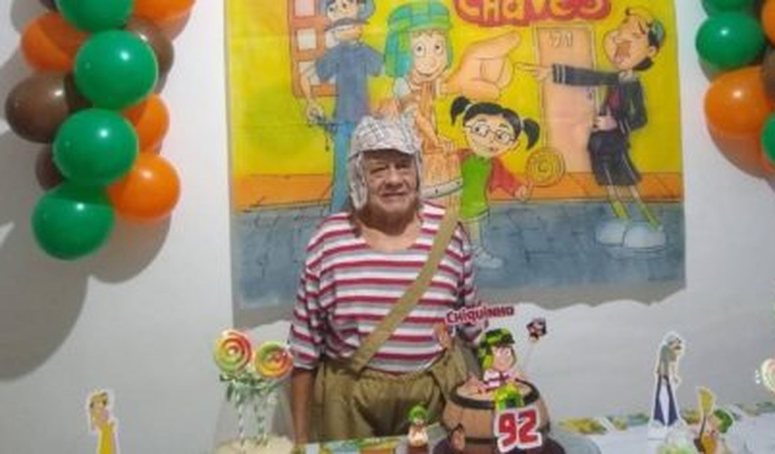 Imagem de idoso vestido de Chaves viraliza nas redes