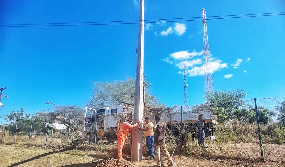 Prefeitura instala três postes e moderniza rede elétrica da UPA de Palmeira dos Índios