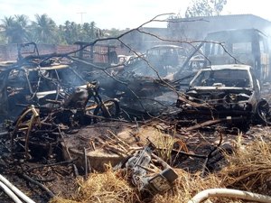  [Vídeo] Bombeiros são acionados para conter chamas na Delegacia de Acidentes em Arapiraca