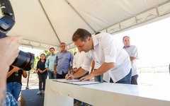 Em solenidade realizada na Barra de São Miguel, ele assinou a ordem de serviço para a reforma estrutural da Ponte do Gunga, localizada no estuário da Lagoa do Roteiro, rodovia AL-101 Sul