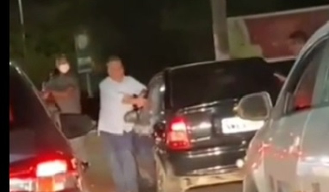 [Vídeo] Alfredo Gaspar é flagrado ajudando motorista em Maceió