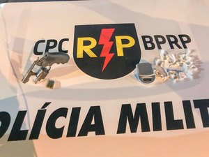 Jovem é preso com drogas e revólver em Maceió