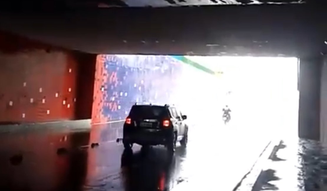 [Vídeo] Viaduto chama atenção pela infiltração de chuva e deterioração da estrutura