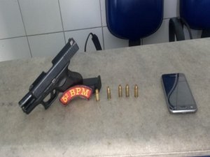Homem é preso com arma de fogo com emblema da Polícia Federal