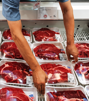 Adolescentes são detidos com peças de carne escondidas sob a camisa em supermercado de Arapiraca