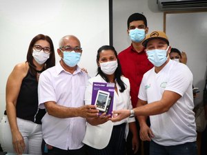 Com recursos próprios, Japaratinga adquire tablets para agentes de saúde