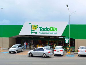 Bandidos invadem supermercado da rede Walmart em Alagoas e arrombam cofre