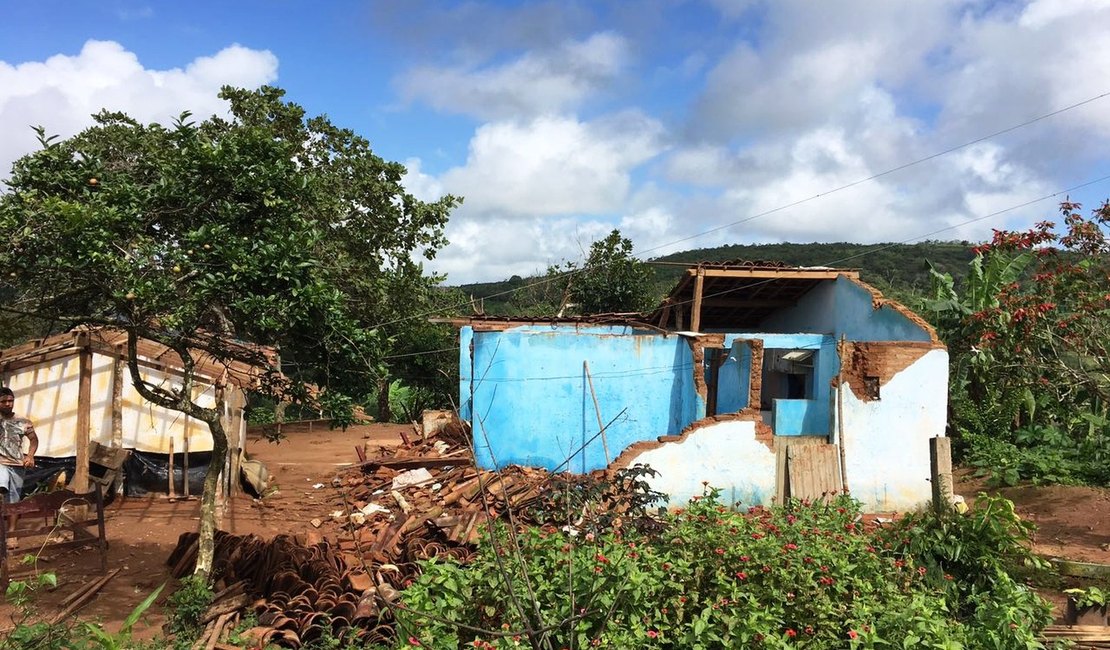 Chuvas derrubam casas em Palmeira dos Índios  