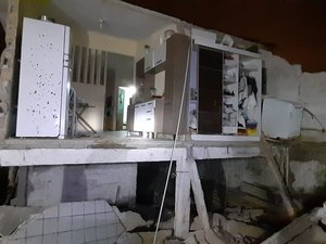 [Fotos] Primeiro andar de casa desaba e atinge outros imóveis em Maceió