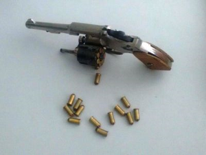 Adolescente é apreendido com arma de fogo e 21 munições no interior