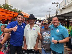 Randerson Pessoa faz campanha corpo a corpo na Feira da Fumageira
