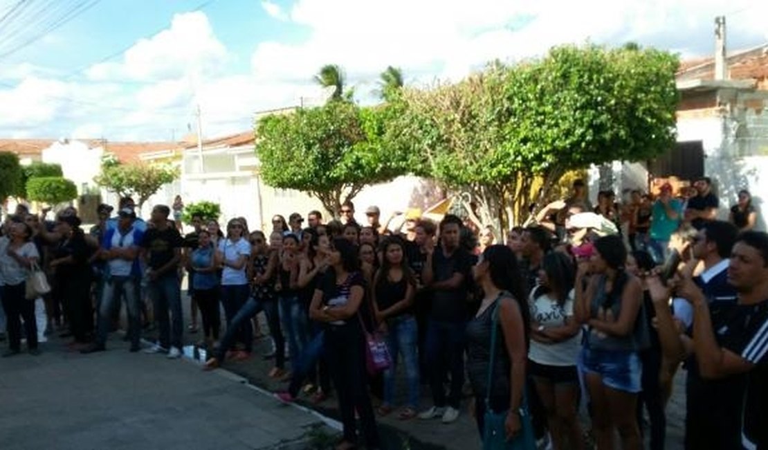 Professores da Fasvipa entram em greve por salários atrasados