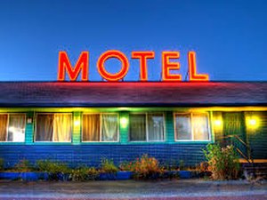 Trio armado invade motel e rouba celulares, joias e dinheiro no bairro do Prado