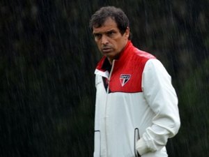 Sem Muricy, Milton Cruz finaliza treino