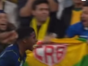 Bandeira do CRB é vista durante vitória do Brasil sobre a Austrália