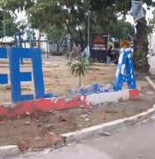 [Vídeo] Totem ‘Eu amo Feitosa’ é quebrado; viatura pode ter sido responsável