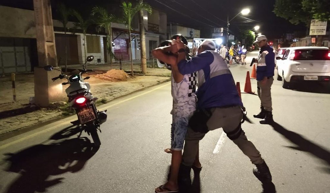 Lei Seca prende condutor embriagado e flagra 11 inabilitados em Maceió