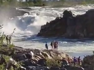 Populares são evacuados da Trilha do Algorão em Delmiro Gouveia por risco de tragédia após abertura de comporta