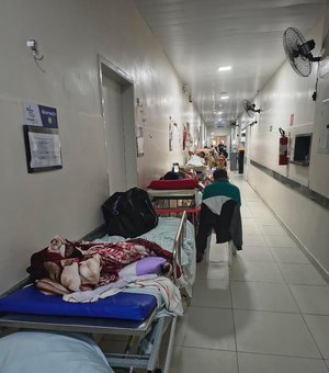 Corredores do Hospital Regional de Arapiraca voltam a ser tomados por macas