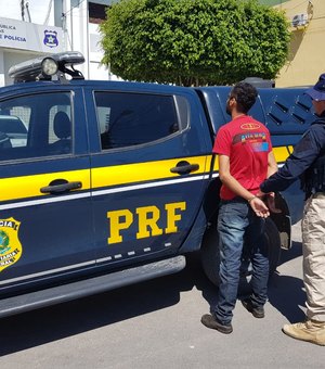 PRF cumpre mandado de prisão contra foragido da Justiça na BR-101