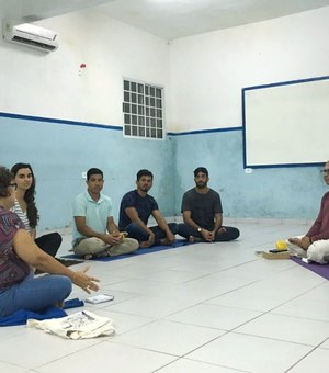 Aberto ao público, grupo se reúne para estudar yoga e Bhagavad Gita