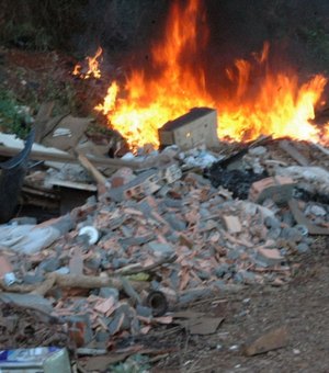 Vídeo registra queima de lixo em área urbana de Arapiraca