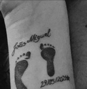 Whindersson Nunes e Maria Lina fazem tatuagens em homenagem ao filho falecido