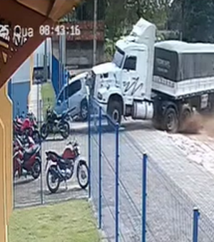 Imagens mostram momento em que carreta desgovernada invade escola em São Sebastião
