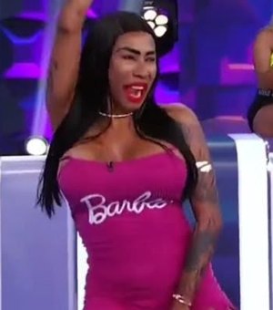 Inês Brasil abaixa o vestido e faz topless no Programa Silvio Santos