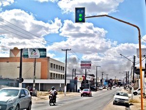 SMTT substitui semáforo danificado e reforça sinalização