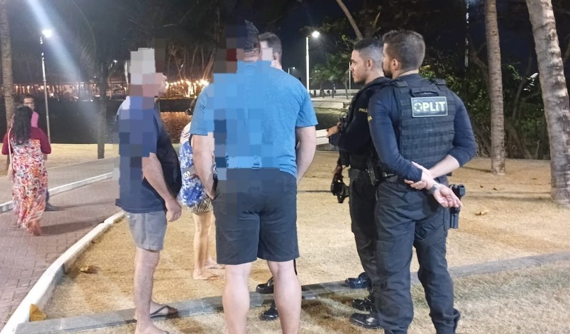 Homem é detido após surto e agressões contra familiares próximo à praia de Jatiúca