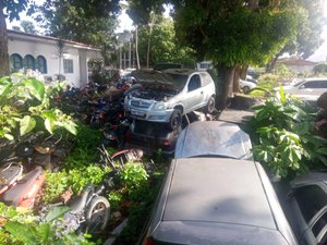 [Vídeo] Veículos amontoados na Central de Polícia de Arapiraca e Terminal Rodoviário aumentam risco de dengue