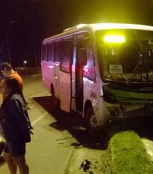 Colisão entre carro e micro-ônibus deixa duas pessoas feridas na BR-104