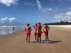 Bombeiros resgatam três pessoas vítimas de afogamento em Marechal Deodoro