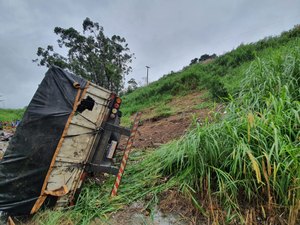 Caminhã sai da pista e deixa dois feridos na BR-104, em Ibateguara