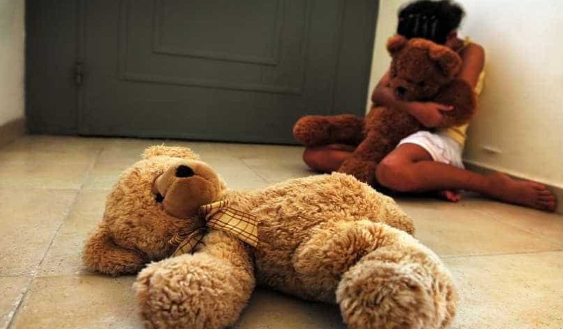 Mãe é presa por ajudar namorado a abusar de filha de 6 anos