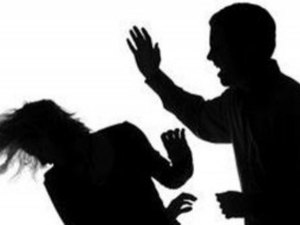 Jovem é preso após agredir companheira; revólver foi encontrado em sua posse