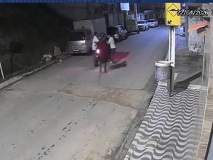 [Vídeo] ﻿﻿Entregador por aplicativo é roubado e espancado por trio em grota de Maceió