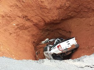 [Vídeo] Caminhonete com dois ocupantes cai em profundo buraco que se abriu em rodovia