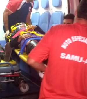 Casal fica ferido após motocicleta colidir com Micro-ônibus na AL-220