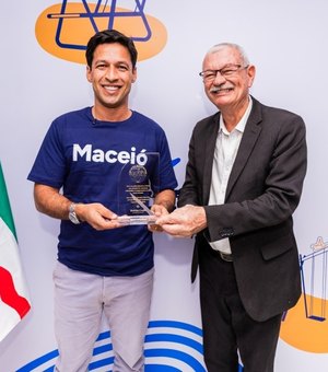 Rodrigo Cunha homenageia professor destaque do Maceió Abraça o Mundo