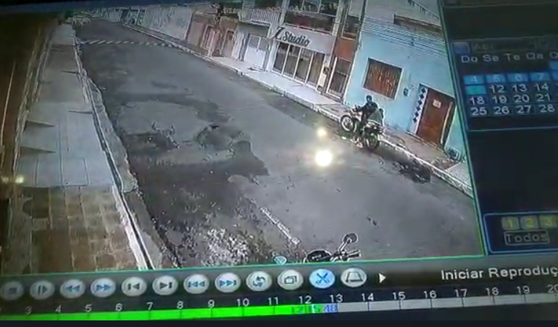 [Vídeo] Câmera flagra momento em que criminosos roubam moto em Arapiraca